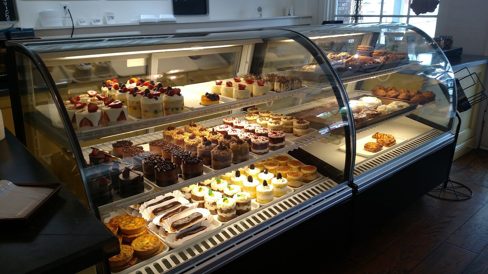 Storefront of French Kiss Pastries, Ocean Springs.