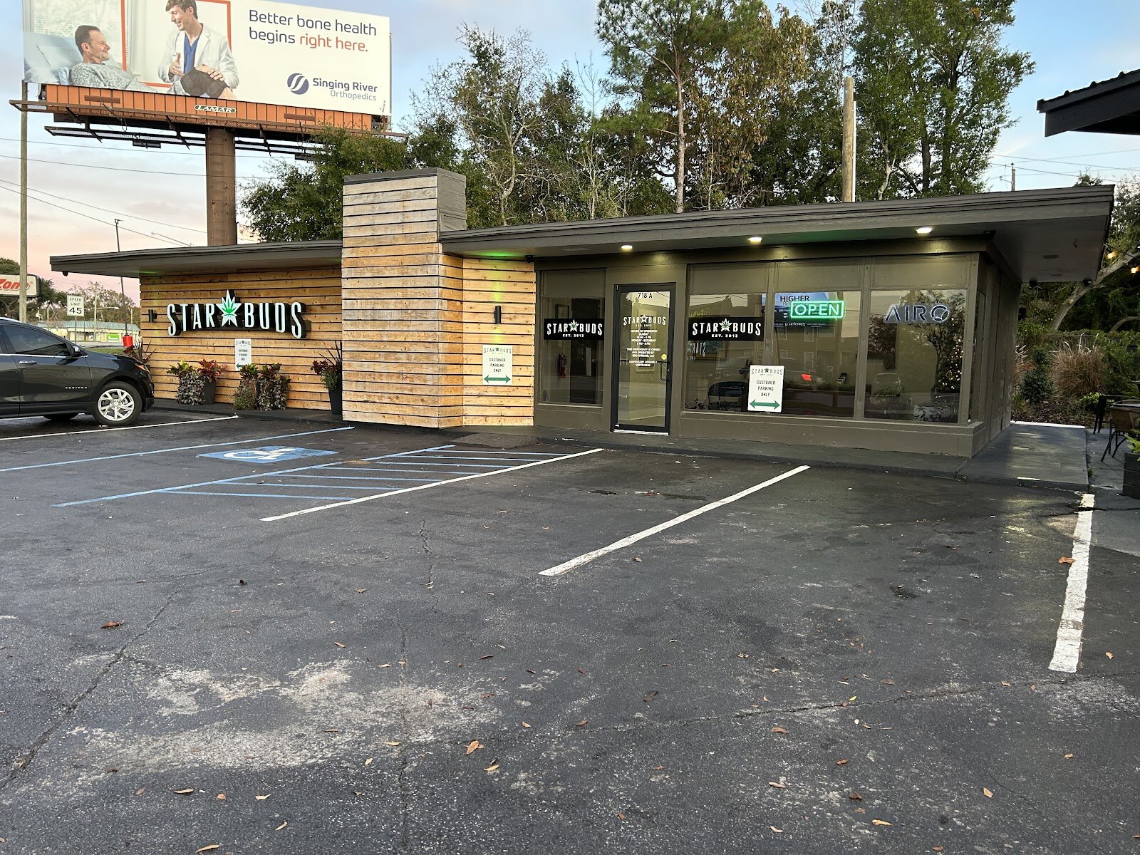 Storefront of Star Buds Medical Marijuana Dispensary Ocean Springs, Ocean Springs.