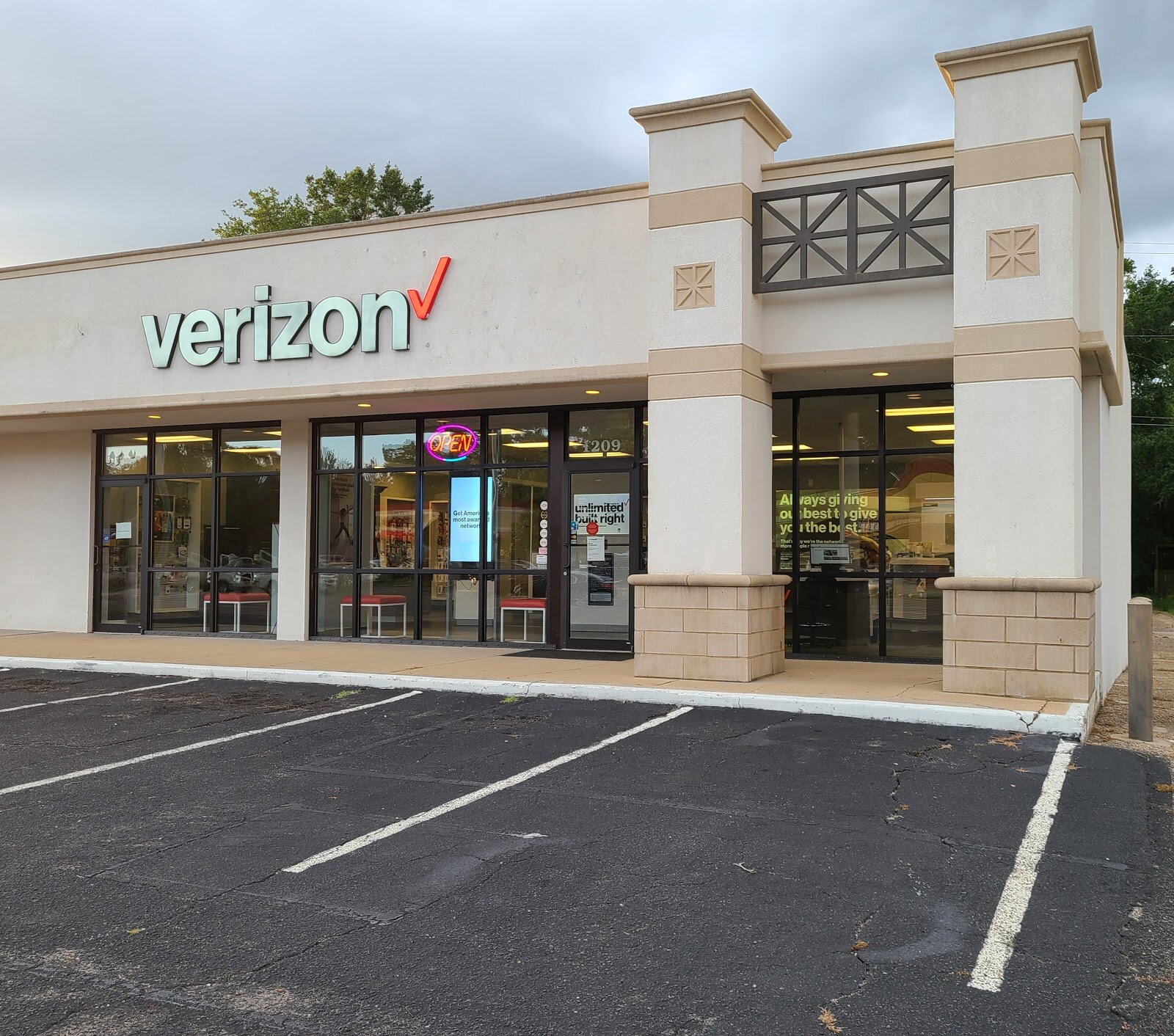 Storefront of Verizon, Ocean Springs.