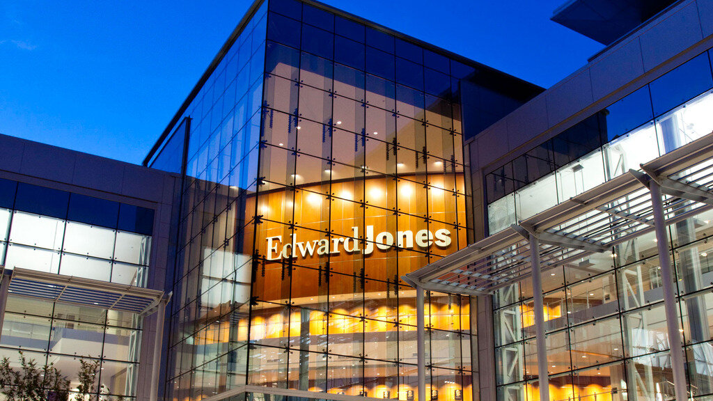 Storefront of Edward Jones - Financial Advisor: Victor M Abendano Jr, Ocean Springs.