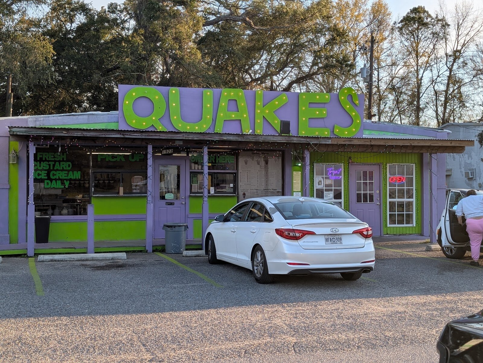 Storefront of Quakes Ice Creamery, Ocean Springs.