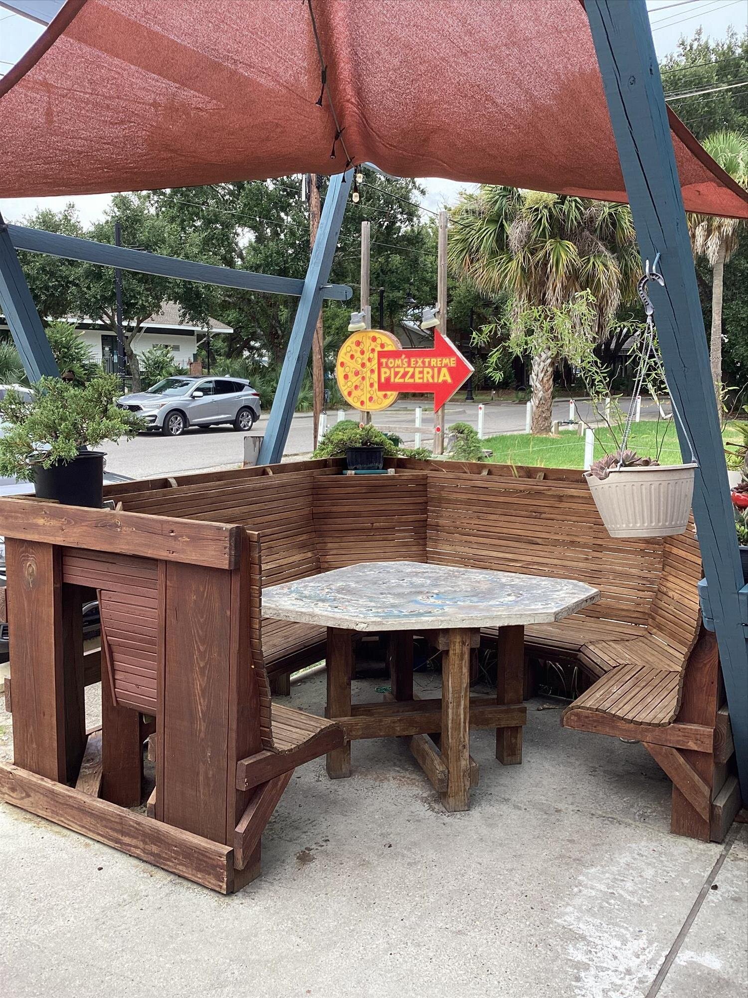 Storefront of Tom’s Extreme Pizzeria LLC, Ocean Springs.